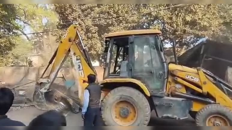 श्योपुर में 26 अवैध दुकानों पर चला बुलडोजर, सरकारी जमीन से हटाया अतिक्रमण