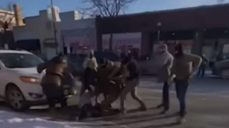 वीडियो वायरल - एलेक्स जेफ्री के पास पिस्टल रखने का अधिकार था, पर अमेरिकी अधिकारियों ने गोलियों से भून दिया