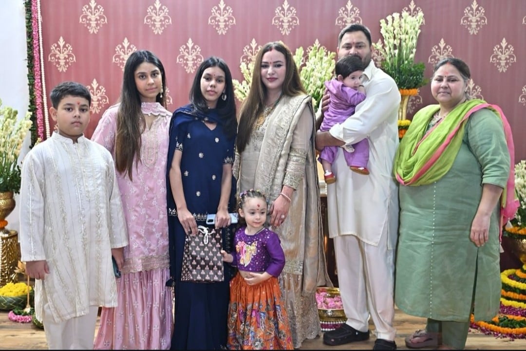 परिजनों के साथ राजश्री यादव. परिजनों के साथ राजश्री यादव.