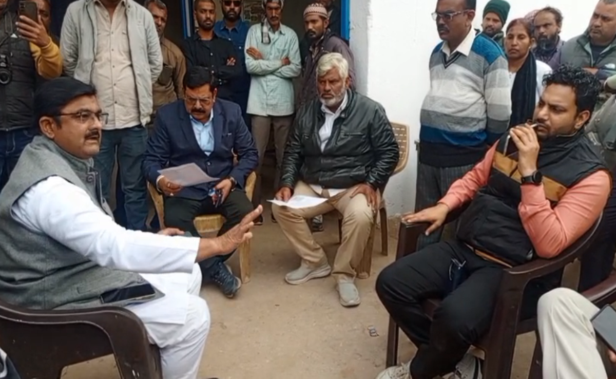 Illegal Meat Shop: अवैध दुकान पर अधिकारियों का एक्शन; दुकानदार ने कहा- पाकिस्तान से पैसे लेकर आए हो क्या?