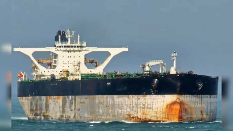 समंदर में अमेरिका का मिशन 'धुरंधर'! 2 हफ्ते पीछा कर दबोचा रूसी झंडा लगा टैंकर, VIDEO