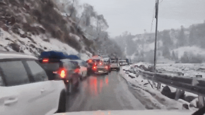 मनाली में बर्फबारी से कई किलोमीटर लंबा जाम, कार से उतरकर पैदल चलने लगे पर्यटक