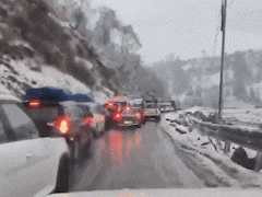 मनाली में बर्फबारी से कई किलोमीटर लंबा जाम, कार से उतरकर पैदल चलने लगे पर्यटक