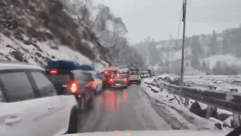 मनाली में बर्फबारी से कई किलोमीटर लंबा जाम, कार से उतरकर पैदल चलने लगे पर्यटक