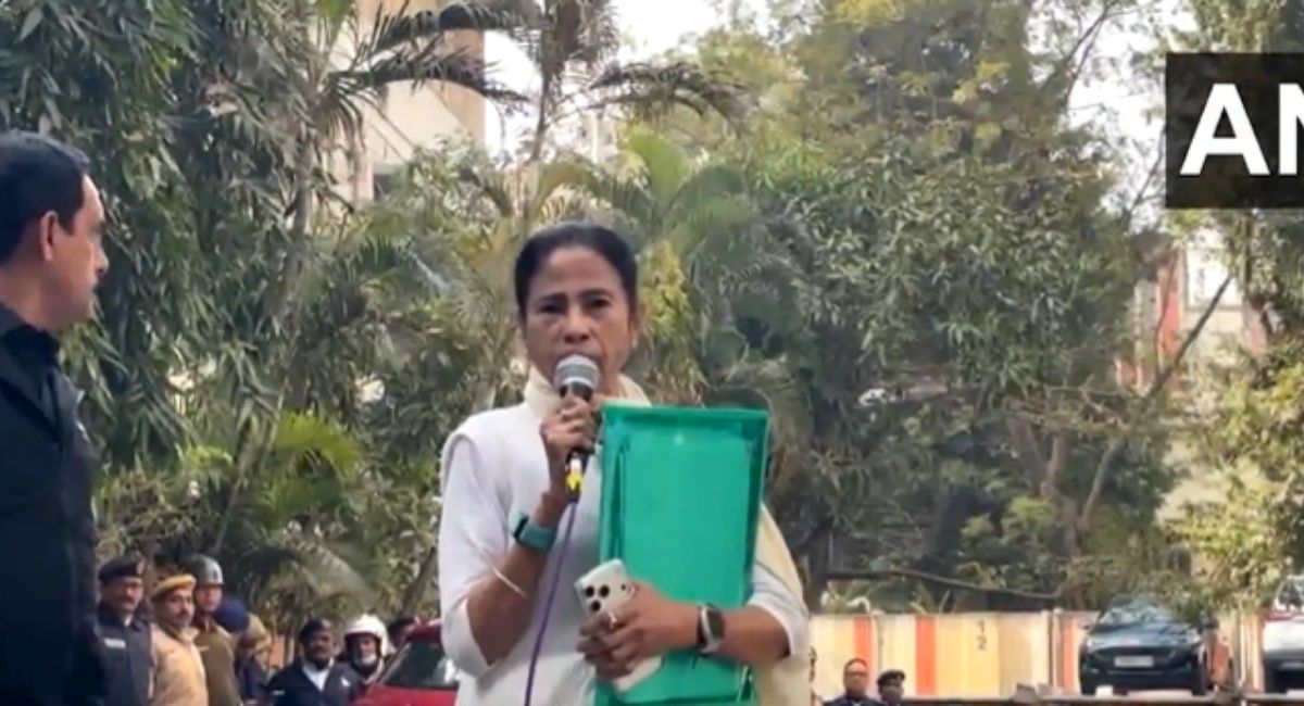 कोलकाता में चल रही ED की रेड, नाराज ममता बनर्जी भी वहां पहुंचकर बोलीं- TMC से जुड़े दस्तावेज ले गए