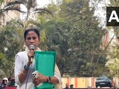 कोलकाता में चल रही ED की रेड, नाराज ममता बनर्जी भी वहां पहुंचकर बोलीं- TMC से जुड़े दस्तावेज ले गए