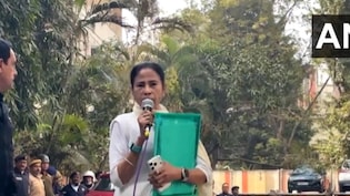 कोलकाता में चल रही ED की रेड, नाराज ममता बनर्जी भी वहां पहुंचकर बोलीं- TMC से जुड़े दस्तावेज ले गए