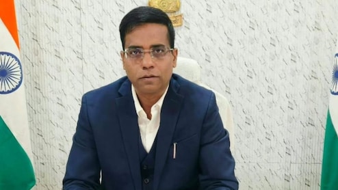 दंतेवाड़ा से सारंगढ़&ndash;बिलाईगढ़ तक सराहना: चुनौतियों और दबाव के बीच पेश की मिसाल, जानिए कलेक्टर Sanjay Kannauje की इंस्पायरिंग जर्नी