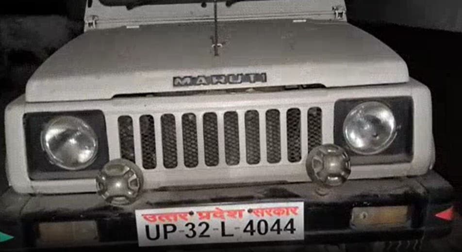 प्रशांत के घर के बाहर खड़ी सरकारी गाड़ी.