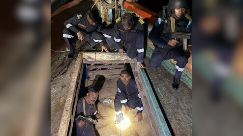 गजब! नाव के भीतर बना रखी थी सुरंग, बांग्लादेश से बोरों में भरकर भारत ला रहे थे सामान, रंगेहाथों दबोचे गए तस्कर