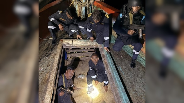 गजब! नाव के भीतर बना रखी थी सुरंग, बांग्लादेश से बोरों में भरकर भारत ला रहे थे सामान, रंगेहाथों दबोचे गए तस्कर