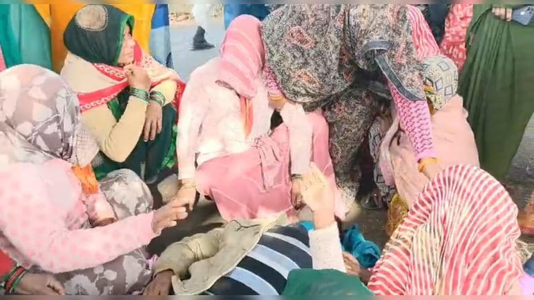 रात को पुलिस उठाकर ले गई और सुबह फांसी पर लटका मिला युवक का शव, परिजनों ने प्रताड़ना का आरोप लगाकर किया हंगामा&nbsp;