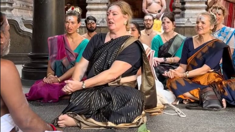 साउथ के मंदिर में ऑस्ट्रेलिया की महिलाओं ने मंत्रोच्चारण के साथ किया हवन, वीडियो इंटरनेट पर हुआ वायरल, आप भी देखिए ये अद्भुत नजारा