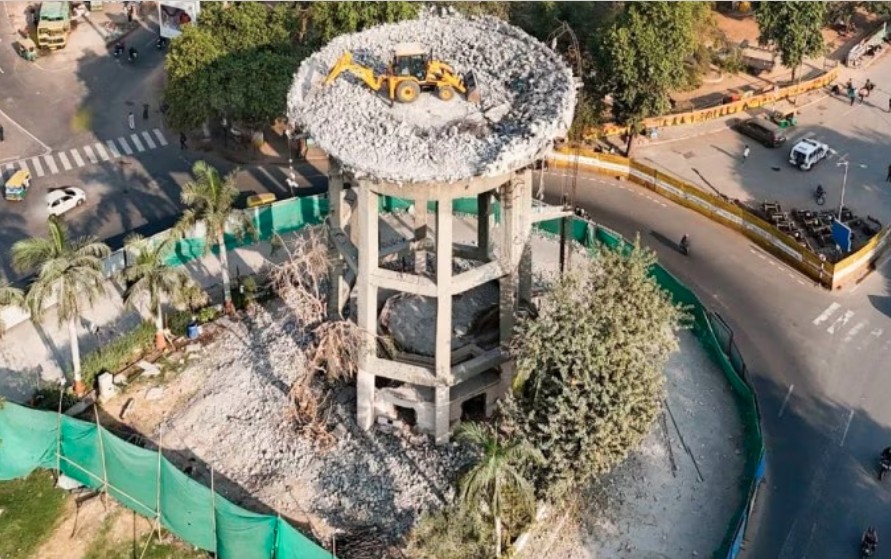 ड्राइवर का रिस्क तो देखो... अहमदाबाद में 70 साल पुरानी 10 मंजिला ऊंची पानी की टंकी पर चढ़ा बुलडोजर, Video