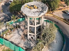 ड्राइवर का रिस्क तो देखो... अहमदाबाद में 70 साल पुरानी 10 मंजिला ऊंची पानी की टंकी पर चढ़ा बुलडोजर, Video