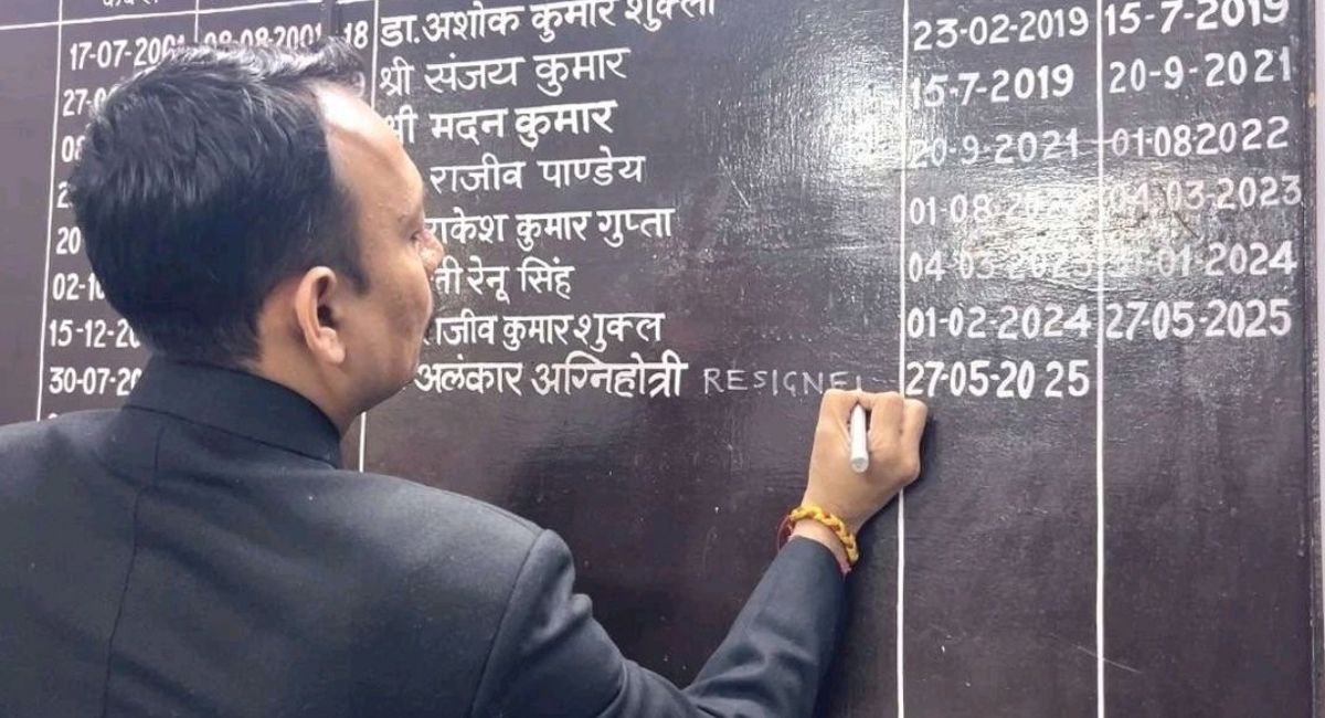 UGC के नियमों में बदलाव और शंकराचार्य का अपमान... यूपी के अधिकारी अलंकार अग्निहोत्री ने दिया इस्तीफा