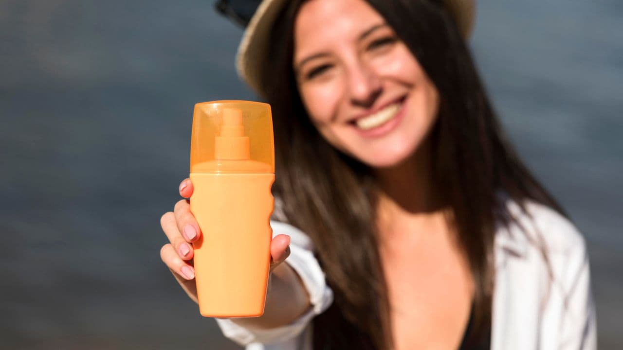 आने वाली हैं गर्मियां, बचाना है स्किन को? तो ये 50spf Sunscreen करेंगे कमाल