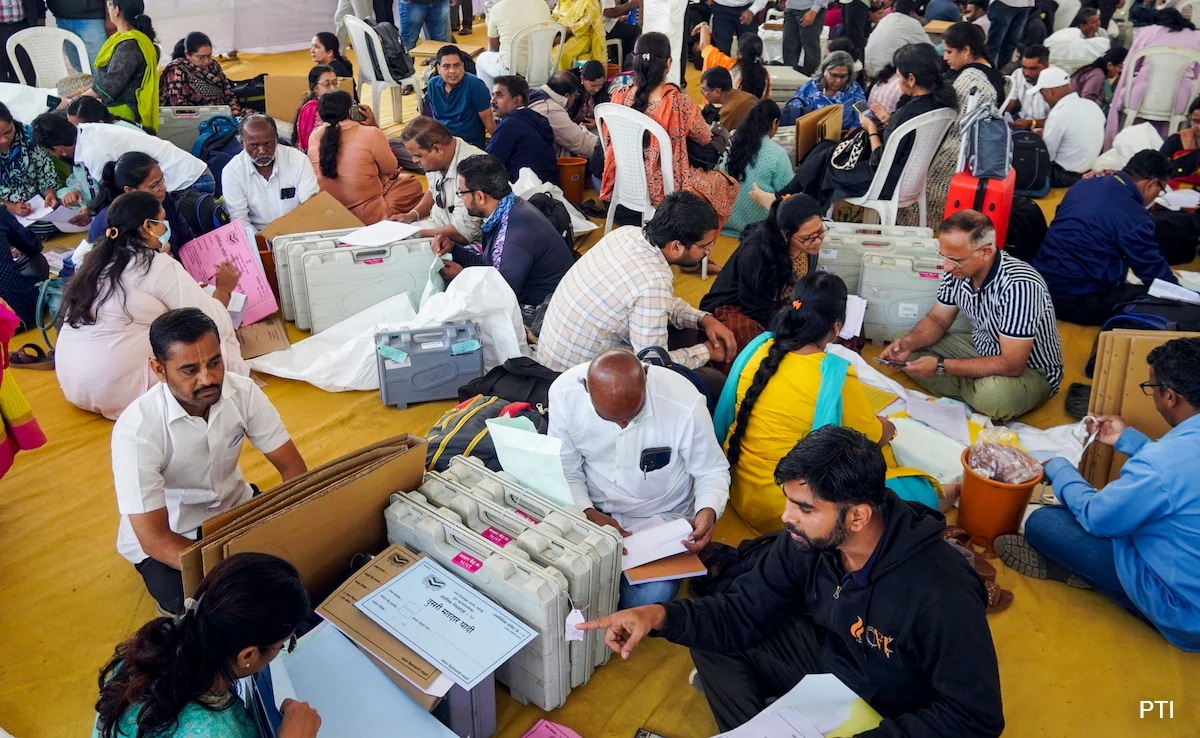 29 municipal corporations across Maharashtra are voting today, with the spotlight on Mumbai, where the BJP and Shiv Sena are locked in an intense battle with the Thackeray brothers and the NCP.