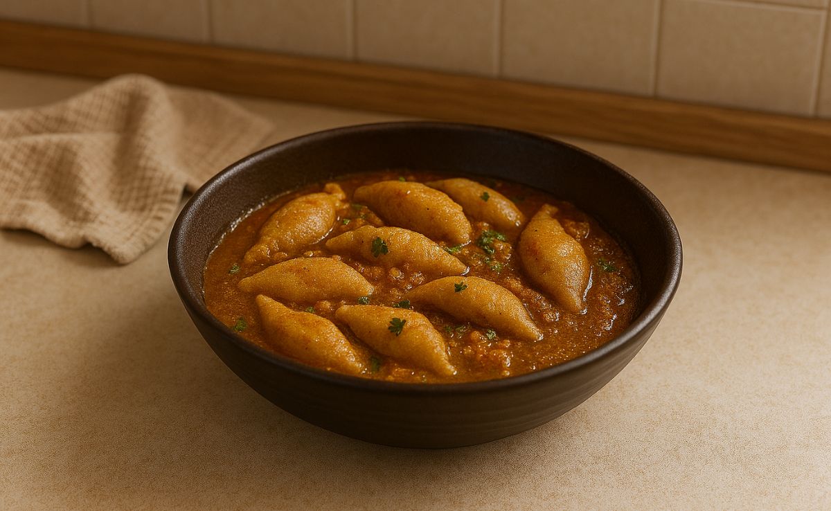 How To Make Gravy-Style Gobhi Ki Gujiya At Home
