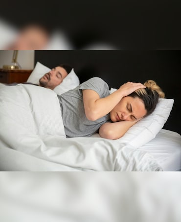 7 Tips For Sleeping With Someone Who Snores