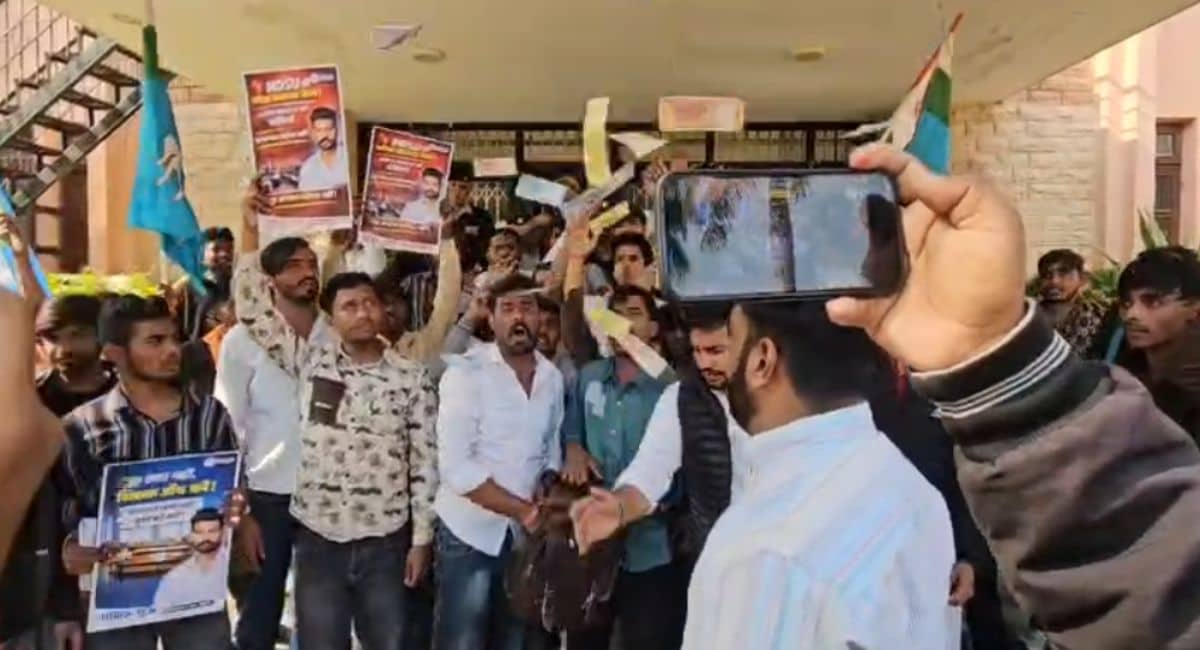 NSUI के छात्र नेताओं ने नकली नोट उछालकर प्रदर्शन किया.