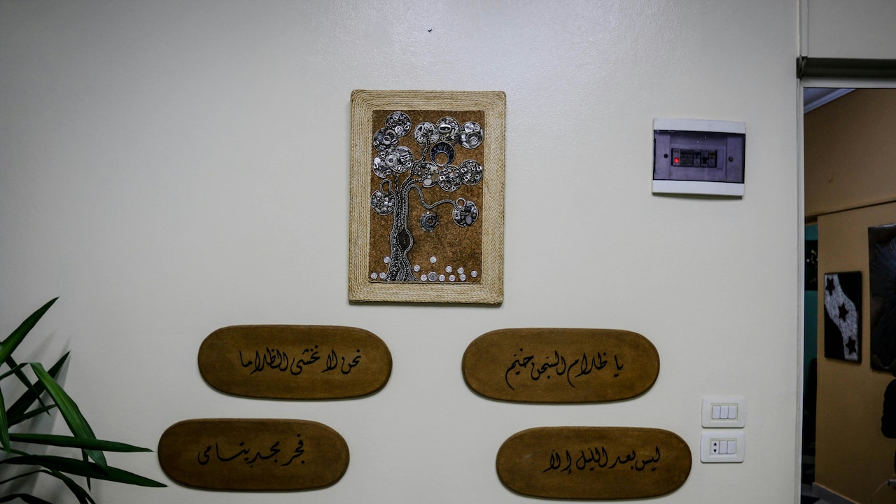 Wall Art For Small Spaces: Simple Ways To Decorate Without Overcrowding Wall Art For Small Spaces: Simple Ways To Decorate Without Overcrowding