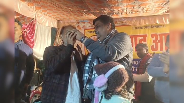 अलवर में कड़ाके की सर्दी में 8 दिन से चल रहा था अनशन, देर रात पहुंचे वन मंत्री; अनशन तुड़वाया