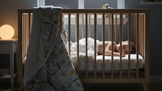 Parenting Tips: बच्चा रात में बार-बार कंबल फेंक देता है तो क्या करें? पीडियाट्रिशियन से जानिए