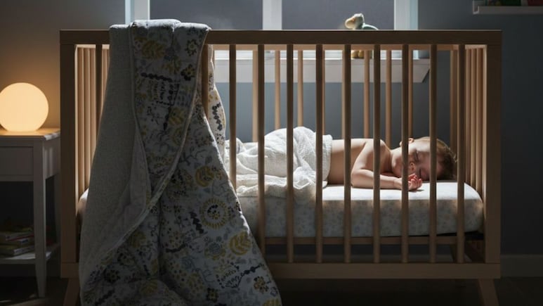 Parenting Tips: बच्चा रात में बार-बार कंबल फेंक देता है तो क्या करें? पीडियाट्रिशियन से जानिए