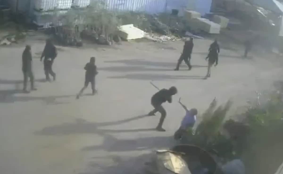 Video toont hoe Israëlische kolonisten een 64-jarige Palestijnse man slaan op de Westelijke Jordaanoever