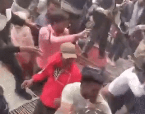 सुलह कराने बुलाई थी पंचायत, बन गया कुश्ती का अखाड़ा.... आपस में ही शुरू हो गया 'दे दनादन'