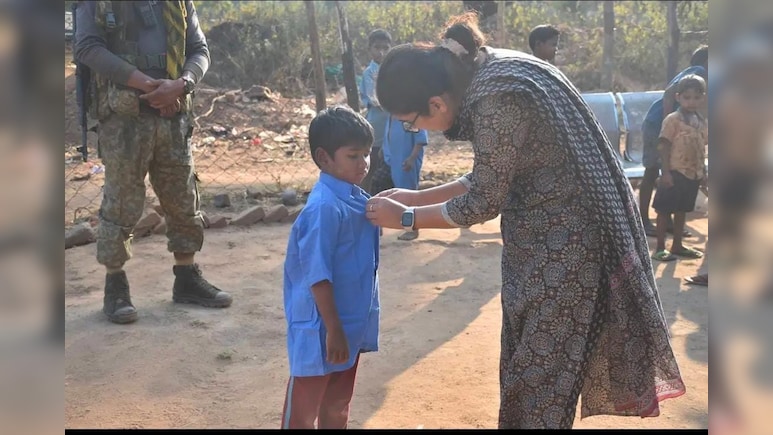 IAS Namrata Jain: नक्सल इलाके में इस महिला कलेक्टर का गजब का अंदाज, जहां गूंजती हैं गोलियों की आवाज वहां विकास पहुंचाने खुद उतरीं &nbsp;