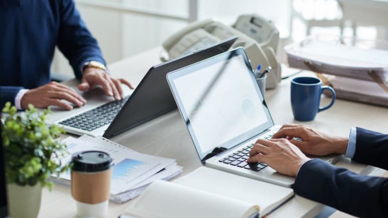 Office Vastu Tips: सफलता और तरक्की पाने के लिए आजमाएं ये 4 वास्तु उपाय, नेगेटिविटी होगी दूर, बढ़ेगा कॉन्फिडेंस