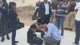 छात्रा के सामने हाथ जोड़कर घुटने के बल बैठ गए शिक्षक, बोले- बच्चों धरना खत्म कर गुरु दक्षिणा दो