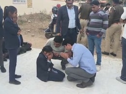 छात्रा के सामने हाथ जोड़कर घुटने के बल बैठ गए शिक्षक, बोले- बच्चों धरना खत्म कर गुरु दक्षिणा दो
