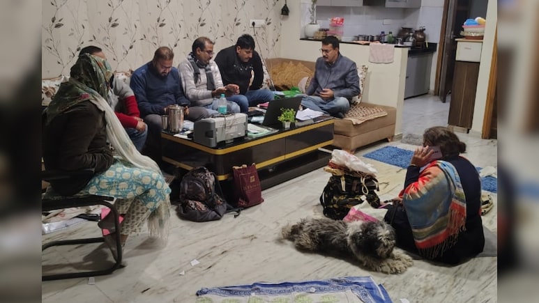 रिश्वत में iPhone मांगने वाले अधिकारी के घर पर भी एसीबी की रेड, लाखों का कैश और प्रॉपर्टी डॉक्यूमेंट भी बरामद