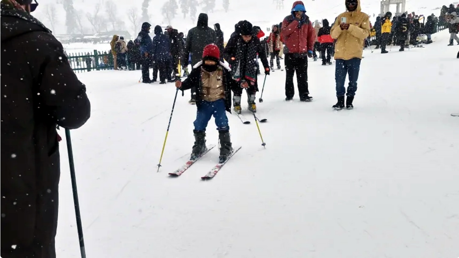 फिर गुलजार हुआ पहलगाम! आतंकी जख्मों पर प्रकृति का मरहम, बर्फबारी में पर्यटकों से फिर खिलखिला उठा घाटी