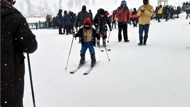 फिर गुलजार हुआ पहलगाम! आतंकी जख्मों पर प्रकृति का मरहम, बर्फबारी में पर्यटकों से फिर खिलखिला उठा घाटी