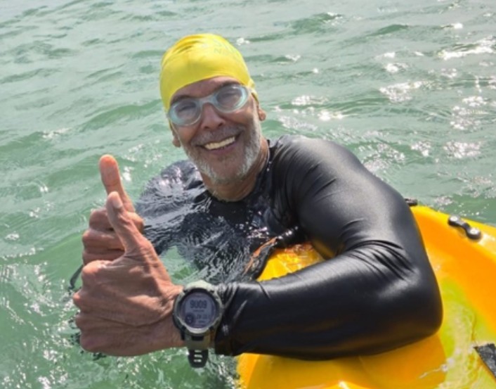 60 साल का ये हीरो फिटनेस के मामले में छुटा रहा जवानों के पसीने, अब बनाया 15 किलोमीटर स्विमिंग का नया रिकॉर्ड