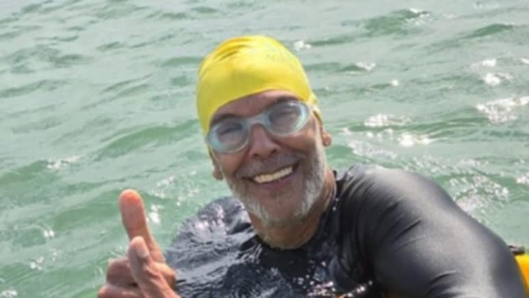 60 साल का ये हीरो फिटनेस के मामले में छुटा रहा जवानों के पसीने, अब बनाया 15 किलोमीटर स्विमिंग का नया रिकॉर्ड