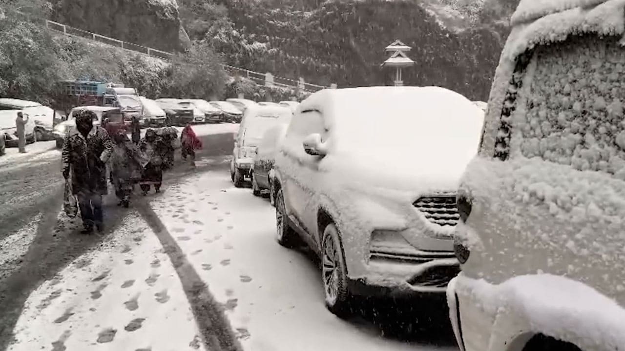Shimla Wakes Up To Heavy Snow Cover, Vehicles 'Buried' Under Thick White Blanket