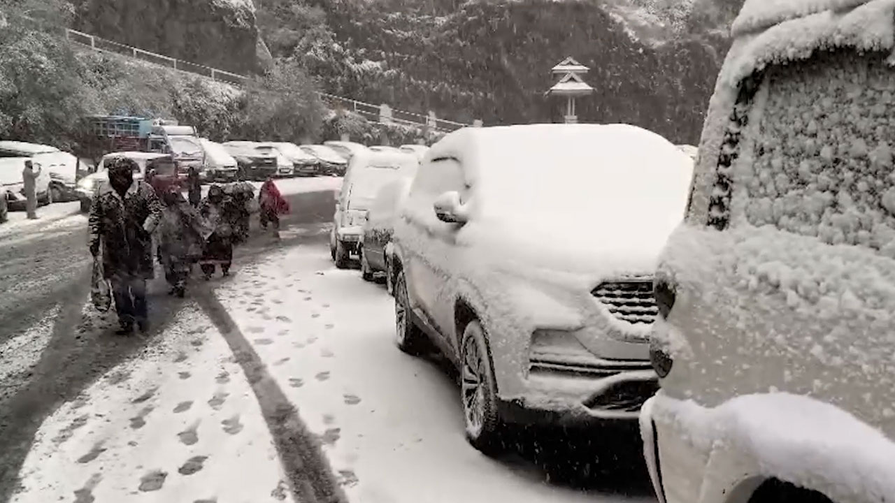 Shimla Wakes Up To Heavy Snow Cover, Vehicles 'Buried' Under Thick White Blanket