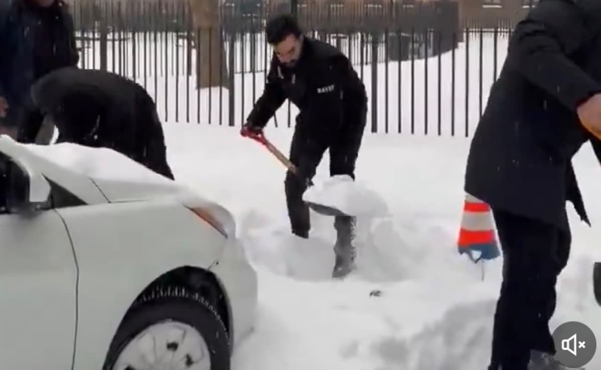 Zohran Mamdani ruimt sneeuw om New Yorkers te helpen terwijl dodelijke storm dodelijk is 7