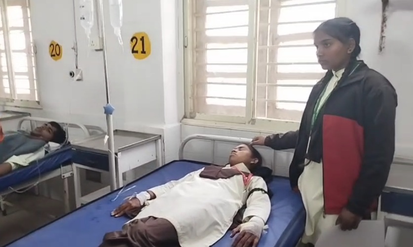 VIDEO: झाबुआ झूला कांड की मजिस्ट्रेट जांच के आदेश, घायल छात्र-छात्राओं से अस्पताल में मिलीं कलेक्टर