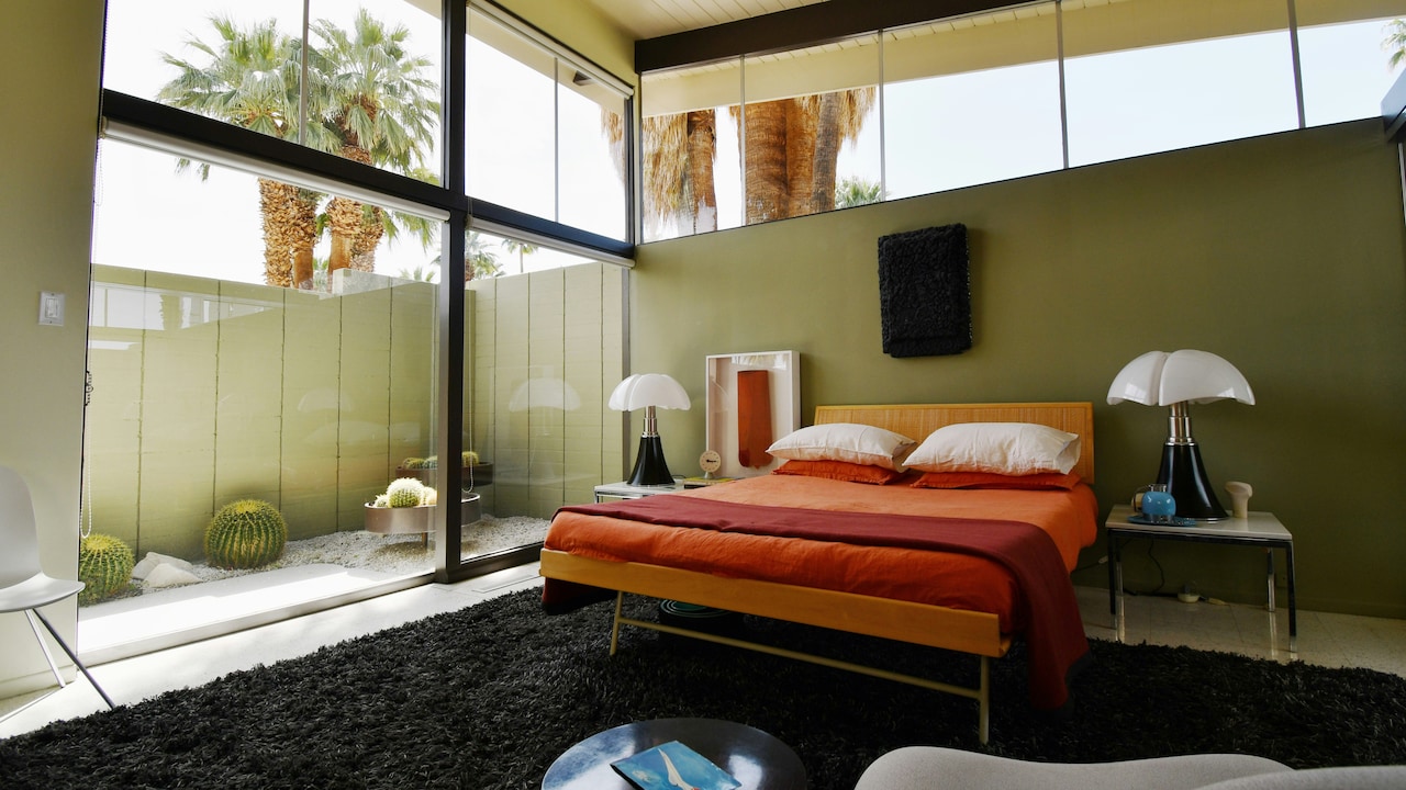 Flat vs Fitted Sheets: Which Is Better For Your Mattress And Sleep? Flat vs Fitted Sheets: Which Is Better For Your Mattress And Sleep?