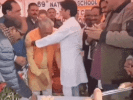 73 साल के BJP MLA देवेंद्र जैन ने बताया-क्यों छूए ज्योतिरादित्य सिंधिया के 31 वर्षीय 'युवराज' के पैर? देखें वायरल VIDEO