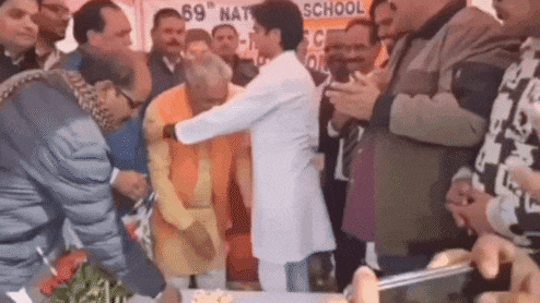 73 साल के BJP MLA देवेंद्र जैन ने बताया-क्यों छूए ज्योतिरादित्य सिंधिया के 31 वर्षीय 'युवराज' के पैर? देखें वायरल VIDEO