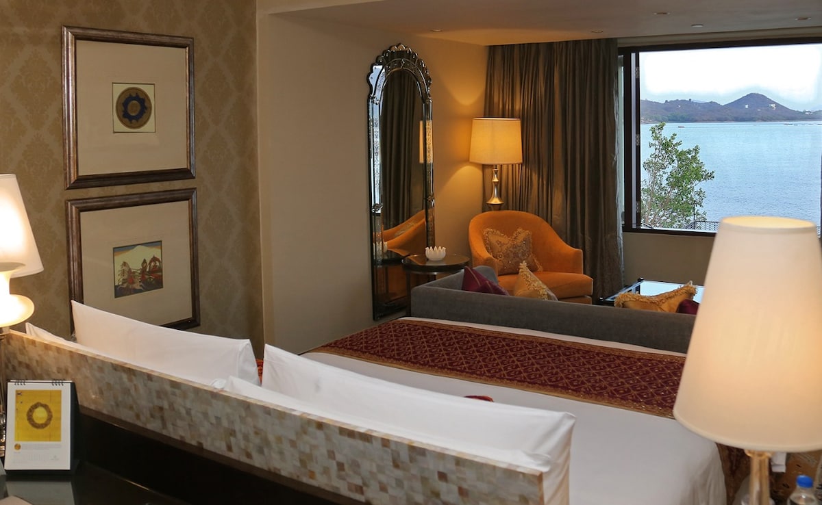 Leela Palace Udaipur Staff Member Entered Room While Couple Was In Washroom