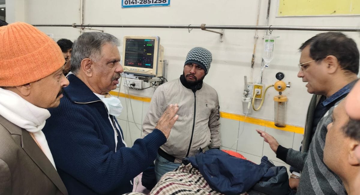 घायलों का हाल जानने अस्पताल पहुंचे हेल्थ मिनिस्टर गजेंद्र सिंह खींवसर. 
