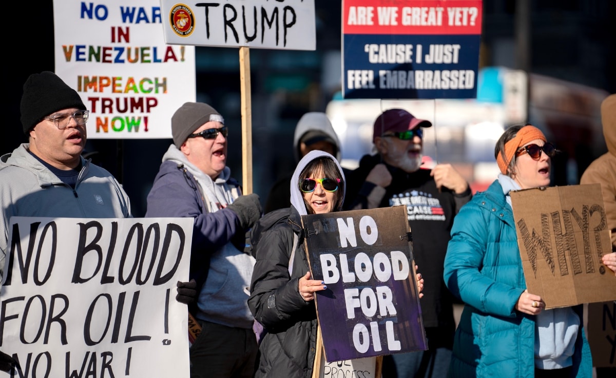 वेनेजुएला पर अमेरिका के हमले के विरोध में प्रदर्शन करते अमेरिकी नागरिक.